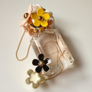 Nước Hoa Nữ Marc Jacobs Daisy Eau So Fresh EDT Daisy Eau So Fresh vẫn giữ được cái hồn của sự tinh nghịch, tươi vui, nhưng xen lẫn thêm chút nhẹ nhàng, đằm thắm.
