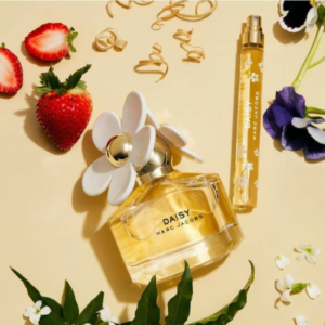 Nước Hoa Nữ Marc Jacobs Daisy EDT Hãng mong muốn, thông qua chai nước hoa này, các bạn nữ sẽ thêm trẻ trung và hạnh phúc, từ đó tôn lên nét quyến rũ, rực rỡ, ngọt ngào một cách tinh tế và đơn giản nhất. 