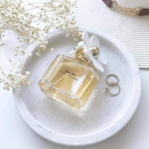 Nước Hoa Nữ Marc Jacobs Daisy EDT Với thiết kế chai thủy tinh cổ điển, nước hoa nữ Marc Jacobs Daisy đã được điểm thêm nét trẻ trung pha lẫn vẻ hài hước, vui tươi qua chiếc nắp chai với những cánh hoa cúc điểm xuyến.