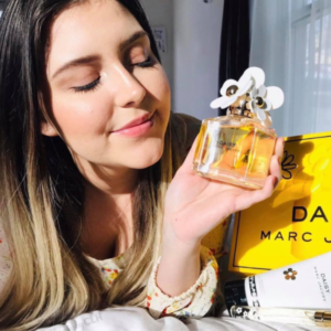 Nước Hoa Nữ Marc Jacobs Daisy EDT Marc Jacobs Daisy mang một mùi hương tươi mát điểm chút ngây thơ tinh nghịch như hình ảnh bông hoa cúc trắng nhỏ xinh.
