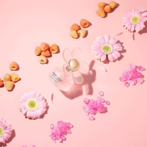 Nước Hoa Nữ Marc Jacobs Daisy Love Eau So Sweet EDT Ra mắt vào năm 2018, Daisy Love Eau So Sweet đã chiếm trọn trái tim của biết bao cô gái trên thế giới nhờ tinh thần trẻ trung pha lẫn sự quyến rũ vốn có.