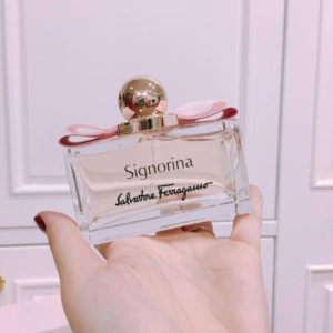 Nước Hoa Nữ Salvatore Ferragamo Signorina EDP Signorina trong tiếng Ý được dùng để diễn tả những cô gái tràn đầy sự sống, hồn nhiên và yêu đời. 
