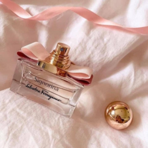 Nước Hoa Nữ Salvatore Ferragamo Signorina EDP Chai nước hoa chính hãng Signorina EDP được thiết kế sang trọng và tinh tế với tone màu hồng nhạt chủ đạo.