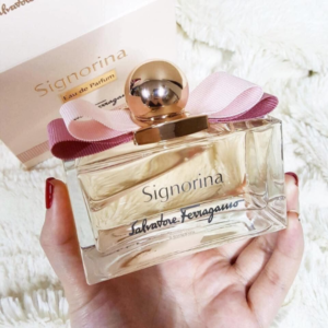 Nước Hoa Nữ Salvatore Ferragamo Signorina EDP Nắp chai hình tròn, điểm xuyến thêm chiếc nơ hồng - biểu tượng của thương hiệu Salvatore Ferragamo.