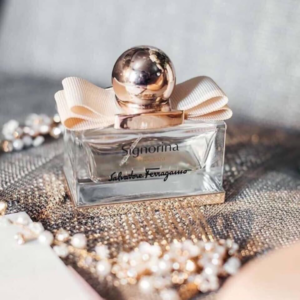 Nước Hoa Nữ Salvatore Ferragamo Signorina Eleganza EDP Tô điểm cho phần nắp chai chính là chiếc nơ phong cách Vara với hai sắc độ tone màu khác nhau. 