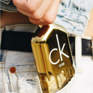 Nước Hoa Unisex Calvin Klein CK One Gold EDT Chai nước hoa được tô điểm thêm hoa văn nổi màu vàng hoàng gia sang trọng, bắt mắt.