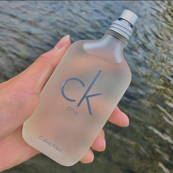 Nước Hoa Unisex Calvin Klein CK One Eau De Toilette Nước hoa CK One EDT sở hữu thiết kế đơn giản và thanh lịch, tạo cảm giác gần gũi và thoải mái khi cầm trên tay