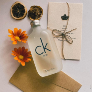 Nước Hoa Unisex Calvin Klein CK One Eau De Toilette Nước hoa thuộc nhóm hương cam chanh thảo mộc, tạo nên sự tự tin và trẻ trung cho các bạn trẻ khi bắt đầu một ngày mới