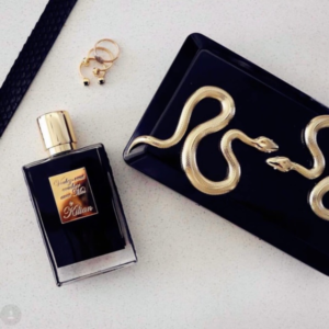 Nước Hoa Unisex Kilian Voulez-Vous Coucher Avec Moi EDP Sự sang trọng này đầy khiêu khích và gợi cảm, được thể hiện một cách khéo léo qua chuỗi hương hoa cỏ phương Đông.