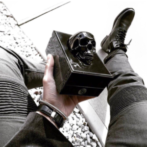 Nước Hoa Unisex Killian Black Phantom Memento Mori EDP Điểm nhấn độc đáo của Kilian Black Phantom chính là chiếc hộp đựng gắn đầu lâu đen đang cười ngạo nghễ.
