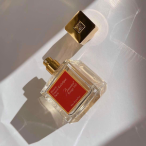Nước Hoa Unisex Maison Francis Kurkdjian Baccarat Rouge 540 EDP (Trắng) Đây là chai nước hoa được sáng chế nhân dịp kỷ niệm sinh nhật lần thứ 250 của hãng sản xuất pha lê lớn nhất thế giới Baccarat, được ra mắt với phiên bản đầu tiên vào năm 2015. 