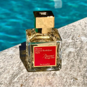 Nước Hoa Unisex Maison Francis Kurkdjian Baccarat Rouge 540 EDP (Trắng) Càng về cuối, mùi hương càng chậm rãi bay bổng trên làn da của bạn và lan tỏa cùng những nốt hương nhựa cây tùng và gỗ tuyết tùng.
