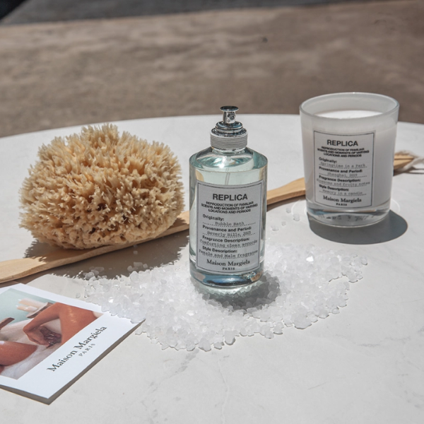 Nước Hoa Unisex Maison Margiela Replica Bubble Bath EDT Nước hoa cao cấp Maison Margiela Replica Bubble Bath mở ra không gian quen thuộc nơi nhà tắm với những ngọn nến thơm vô cùng lãng mạn.
