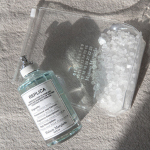Nước Hoa Unisex Maison Margiela Replica Bubble Bath EDT Hoa nhài nhẹ nhàng, hoa hồng gợi cảm hay hoa oải hương êm dịu cứ thể thoải mái nhảy múa trên làn da người dùng.