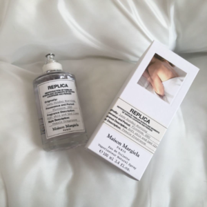 Nước Hoa Unisex Maison Margiela Replica Lazy Sunday Morning EDT Nước hoa Maison Margiela Replica Lazy Sunday Morning EDT được ra mắt vào năm 2013 với mùi hương quyến rũ và nhẹ nhàng.