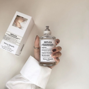 Nước Hoa Unisex Maison Margiela Replica Lazy Sunday Morning EDT Trên mỗi chai nước hoa đều sở hữu chiếc nhãn được làm từ 100% cotton, tạo cảm giác tương tự như những chiếc mác đính kèm trên quần áo và phụ kiện thời trang.