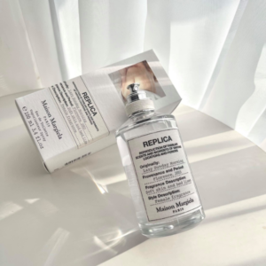 Nước Hoa Unisex Maison Margiela Replica Lazy Sunday Morning EDT Chai nước hoa Replica Lazy Sunday Morning được thiết kế với tone màu trắng đẹp đẽ và thuần khiết.