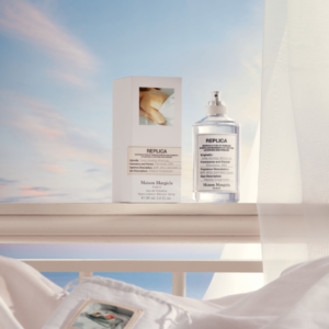Nước Hoa Unisex Maison Margiela Replica Lazy Sunday Morning EDT Đỉnh điểm của sự nữ tính chính là hương hoa tươi sáng của hoa hồng, hoa cam và hoa diên vĩ.