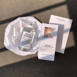 Nước Hoa Unisex Maison Margiela Replica Lazy Sunday Morning EDT Nước hoa cao cấp Maison Margiela Replica Lazy Sunday Morning EDT mang trong mình mùi hương nước hoa cổ điển pha trộn cùng những nốt hương tươi mới.
