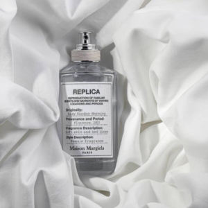 Nước Hoa Unisex Maison Margiela Replica Lazy Sunday Morning EDT Sản phẩm thích hợp cho những bạn yêu thích mùi hương nguyên bản của cơ thể với hương thơm giản dị, gợi lên cảm giác thoải mái, tinh khiết và thư giãn.