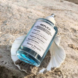 Nước Hoa Unisex Maison Margiela Replica Sailing Day EDT Maison Margiela Replica Sailing Day EDT ra mắt năm 2017 với sắc xanh tươi mát, tràn đầy sức sống.