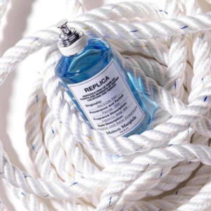 Nước Hoa Unisex Maison Margiela Replica Sailing Day EDT Replica Sailing Day chứa đựng hương thơm tươi mới, khơi gợi lại những ký ức về từng cơn sóng nhẹ nhàng, tràn ngập hơi thở của biển cả.
