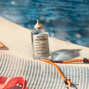 Nước Hoa Unisex Maison Margiela Replica Sailing Day EDT Một chút ấm áp từ ngọn lửa trại ven biển của long diên hương và gỗ tuyết tùng là sự khép lại quá mượt mà cho Sailing Day.