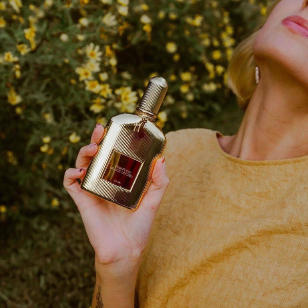 Nước Hoa Unisex Tom Ford Black Orchid Parfum Hương thơm nước hoa lại càng thêm "đắt giá" khi có mặt của các thành phần như Nho đen Hy Lạp, Nấm truýp, Hoắc hương.