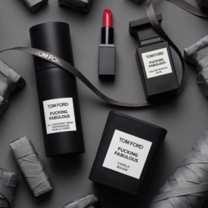 Nước Hoa Unisex Tom Ford Fucking Fabulous EDP Tom Ford Fucking Fabulous sở hữu thiết kế cổ điển và mạnh mẽ. Chai nước hoa chính hãng vuông vức, được bao phủ một màu đen tuyền bí ẩn.