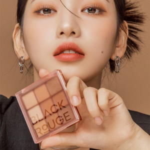 Bảng phấn mắt 9 ô Black Rouge Colordation Mood Palette MO01 Brickdation - Tone Nâu Trầm Đặc biệt, trên phần vỏ hộp chính là tên thương hiệu được khắc bằng laser, trông rất tinh tế và hiện đại.