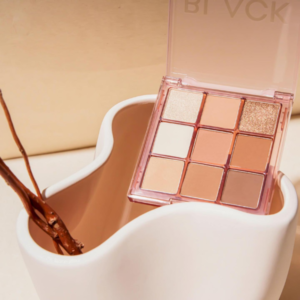 Bảng phấn mắt 9 ô Black Rouge Colordation Mood Palette MO01 Brickdation - Tone Nâu Trầm Với công nghệ Soft - Fitting System mang đến hạt phấn mịn và mềm, không vón hoặc để lại vệt hằn khi lướt trên mắt.