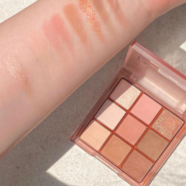 Bảng Phấn Mắt 9 Ô Black Rouge Colordation Mood Palette MP02 Rosydation - Tone Hồng Công nghệ Soft - Fitting System mang đến hạt phấn mịn và mềm, không vón hoặc để lại vệt hằn khi lướt trên mắt.