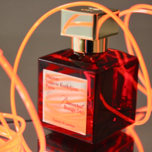 Nước Hoa Unisex Maison Francis Kurkdjian Baccarat Rouge 540 Extrait Sắc đỏ quyền lực và đầy quyến rũ của những viên kim cương "nhuốm máu", cùng hương thơm mềm mại và nhẹ nhàng, tạo nên bầu không khí ấm áp, tinh tế, phù hợp với những bữa tiệc tối quan trọng. 