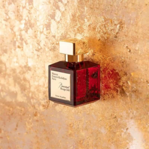 Nước Hoa Unisex Maison Francis Kurkdjian Baccarat Rouge 540 Extrait Sản phẩm được lấy cảm hứng từ những viên kim cương đỏ đắt giá, kết hợp cùng miếng kim loại và phần nắp phù vàng với đầy đủ thông tin trên thân chai.