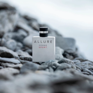 Nước Hoa Nam Chanel Allure Homme Sport EDT Được ví von như làn không khí tươi mát trên làn da trần, hãng thời trang Chanel đã dùng hình ảnh một chàng trai có thân hình vạm vỡ với chiếc ván lướt sóng trên tay.