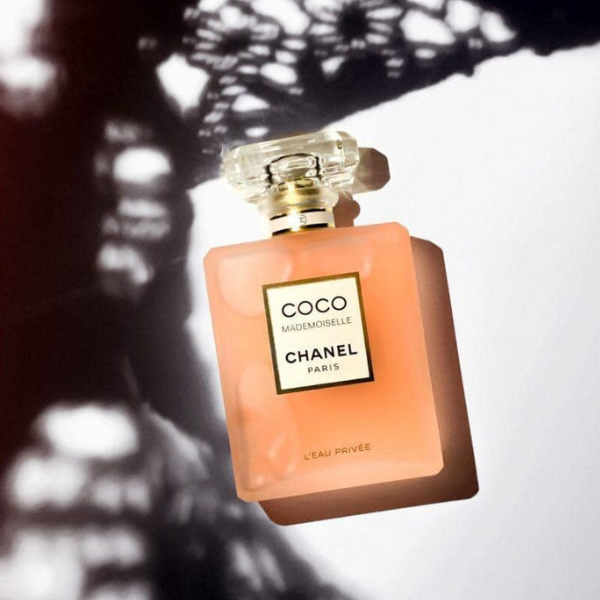 Nước Hoa Nữ Chanel Coco Mademoiselle L’Eau Privee EDP Giờ đây, với vẻ trần trụi và bộc bạch, không giấu giếm, Coco Mademoiselle L’Eau Privee như mảnh nam châm ẩn mình dưới những cánh hoa hồng, ngát hương và thu hút, kết hợp cùng những nốt cam quýt thoang thoảng và xạ hương.