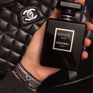 Nước Hoa Nữ Chanel Coco Noir EDP Lớp vỏ đen tuyền cùng điểm nhấn là phần viền vàng khắc tên thương hiệu ở chính diện thân chai mang đến nét cổ điển, bí ẩn nhưng rất hiện đại.