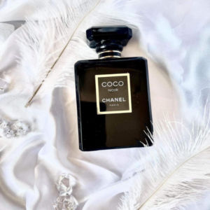 Nước Hoa Nữ Chanel Coco Noir EDP Tính thẩm mỹ đúc kết trong thiết kế chai cho thấy sự tinh xảo rất có ý của nhà thiết kế tài ba này.