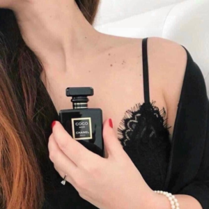 Nước Hoa Nữ Chanel Coco Noir EDP Coco Noir như một khúc nhạc đệm đậm chất Baroque trữ tình, như một cuộc hành trình truy tìm những ký ức còn sót lại của Gabrielle còn sót laaji dưới màn trời đêm bí ẩn tại Venice xinh đẹp.
