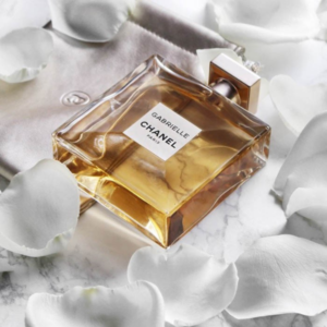 Nước Hoa Nữ Chanel Gabrielle EDP Nước hoa nữ Chanel Gabrielle EDP là hương của những loài hoa trắng. Mở đầu mùi hương là hỗn hợp của hương hoa nhài, hoa cam Mandarin và một chút tinh khôi của hoa huệ xứ Grasse đầy mê hoặc.