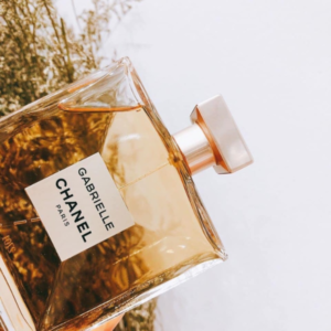 Nước Hoa Nữ Chanel Gabrielle EDP Tầng hương cuối là sự góp mặt của đàn hương và xạ hương làm tăng thêm tinh thần chủ đạo cho Gabrielle Chanel.
