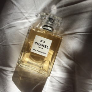 Nước Hoa Nữ Chanel No.5 Eau Premiere EDP Nước hoa Chanel No.5 Eau Premiere EDP hiện đang là một trong những loại nước hoa nổi tiếng nhất thế giới bởi hương thơm thanh nhã, nồng nàn cùng thiết kế hình chữ nhật đẳng cấp.