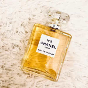 Nước Hoa Nữ Chanel No.5 EDP Dưới đôi bàn tay tài ba của nhà chế tác Jacques Polge và cho đến bây giờ, Chanel No.5 Eau de Parfum chưa bao giờ có dấu hiệu hạ nhiệt với tín đồ nước hoa trên toàn thế giới. 