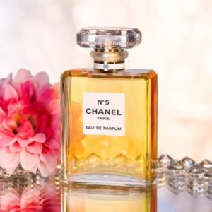 Nước Hoa Nữ Chanel No.5 EDP Nước hoa cao cấp Chanel No.5 EDP có thiết kế hình chữ nhật, sang trọng với lớp vỏ thủy tinh trong suất nhìn thấy rõ được màu nước hoa bên trong.