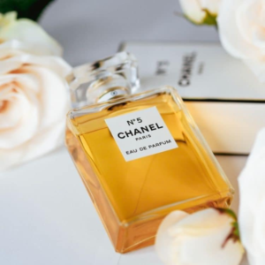 Nước Hoa Nữ Chanel No.5 EDP Nắp chai hình trụ màu đen được xem là điểm nhấn của Chanel No5 Eau De Parfum chính bởi sự đơn giản không quá cầu kỳ.