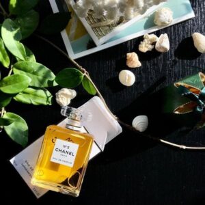 Nước Hoa Nữ Chanel No.5 EDP Là sự hòa quyện của các thành phần thiên nhiên, hương đầu của Chanel No.5 phảng phất hương thơm của cánh hồng dịu mát, cùng với đó là sức sống mạnh mẽ của tinh dầu cỏ vetiver, hoa cam mịn màng, mùi hoa ngọc lan tây ngọt nhẹ pha cùng với chút hương hoa nhài vùng Grasse, gỗ và trầm hương...
