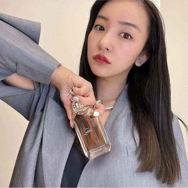 Nước Hoa Nữ Christian Louboutin Loubimar Légère EDP Đây chính là sản phẩm của nhà chế tác nước hoa Marie Salamagne. Cô đã mang đến một màu sắc tươi trẻ, đưa chúng ta vào nơi sâu thẳm của ánh sáng mới.