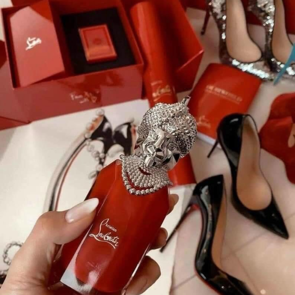 Nước Hoa Nữ Christian Louboutin Loubiraj EDP Hương thơm nước hoa Christian Louboutin Loubiraj mãnh liệt này được đặt trong chai thủy tinh màu đỏ ruby cùng phần nắp được thiết kế hình dáng đầu sư tử, với các điểm nhấn độc đáo riêng biệt.