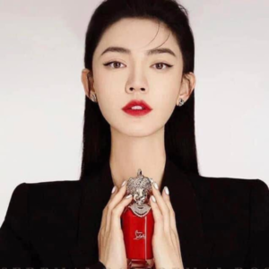 Nước Hoa Nữ Christian Louboutin Loubiraj EDP Nước hoa nữ cao cấp Christian Louboutin Loubiraj EDP mở đầu với da thuộc và hoa cỏ mượt mà, không lẫn trong đó mùi khói khét đặc trưng vẫn hay có của dòng hương này.