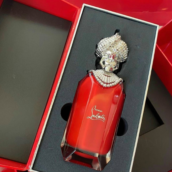 Nước Hoa Nữ Christian Louboutin Loubiraj EDP Đi theo "bước chân" của Christian Louboutin Loubiraj, mùi hương ma thuật này dường như biết hát, nhảy múa và để lại một dấu vết mạnh mẽ kéo dài như vô tận cho người dùng.